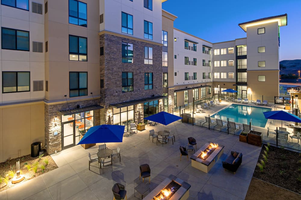 Holiday Inn Express & Suites Valencia - Santa Clarita by IHG