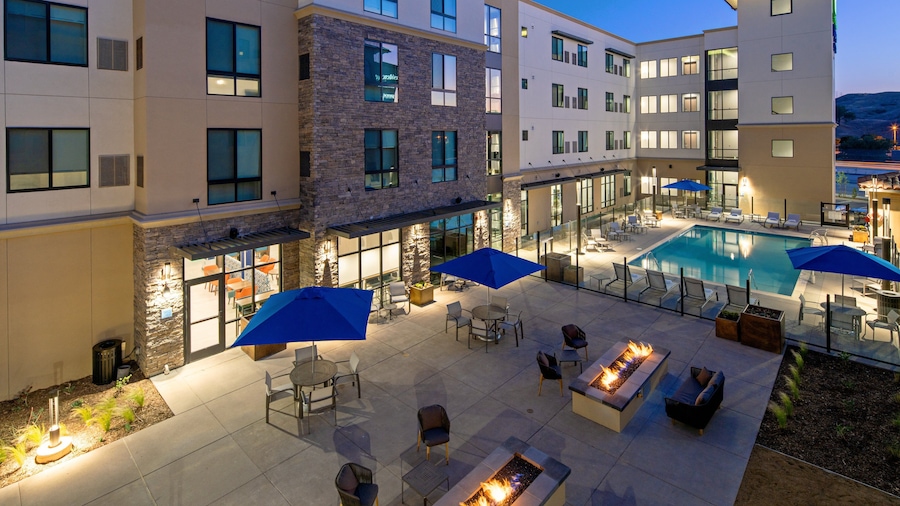 Holiday Inn Express & Suites Valencia - Santa Clarita by IHG