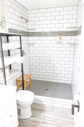 Ensemble douche/baignoire, sèche-cheveux
