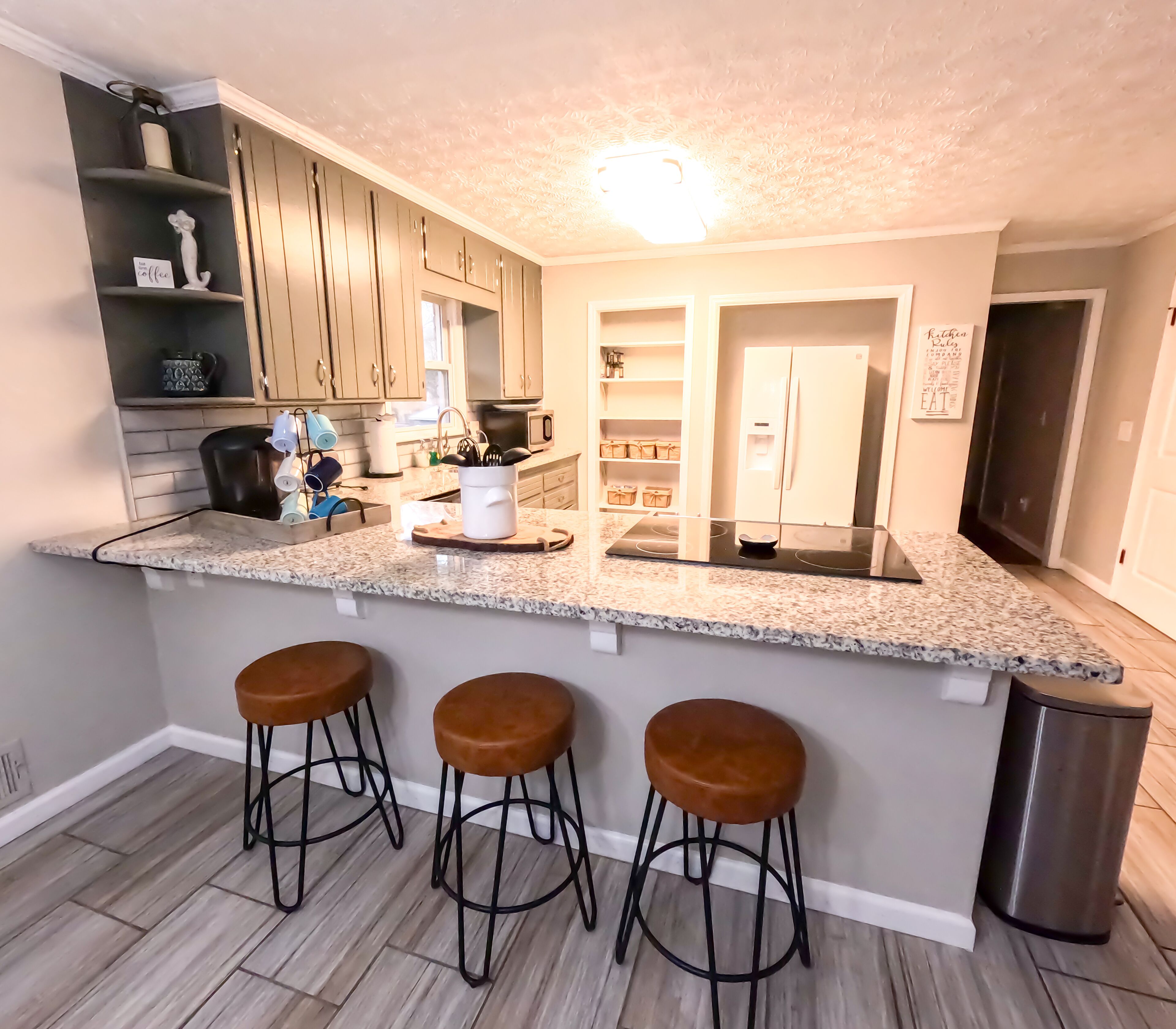 Réfrigérateur, micro-ondes, four, plaque de cuisson