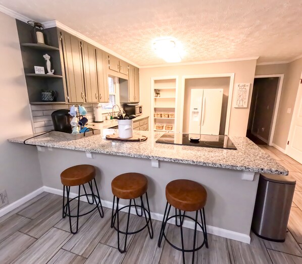 Réfrigérateur, micro-ondes, four, plaque de cuisson