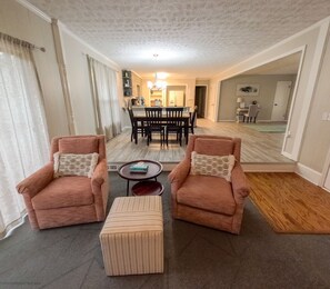 TV - Cozy Country Ranch home near LakePoint Sports (Cherokee County)