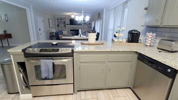 雪櫃、微波爐、焗爐、爐具