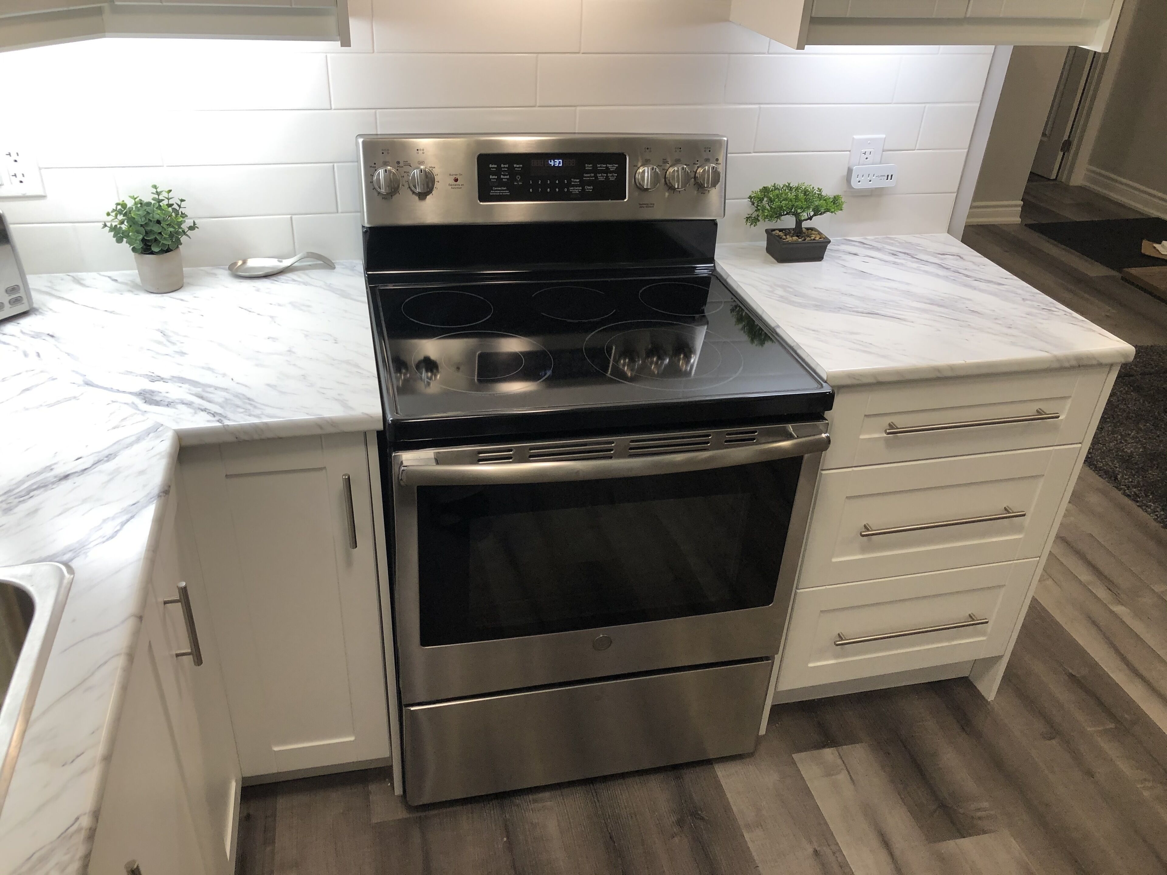 大型冷蔵庫、電子レンジ、オーブン、コンロ