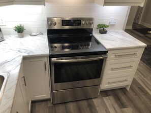 Täysikokoinen jääkaappi, mikroaaltouuni, uuni, liesi