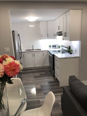Full-size fridge, microwave, oven, stovetop - Stunning Niagara Warm,Cozy and Clean Suite Stay (Welland)