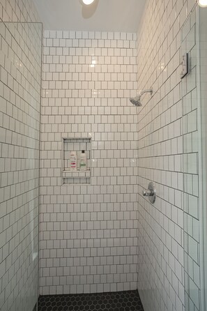 Badewanne, Haartrockner, Handtücher, Seife