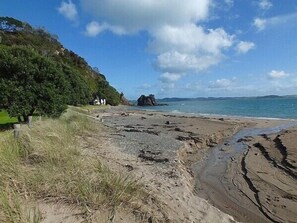 Beach nearby - Wharepekapeka - Russell Holiday Home (Russell)