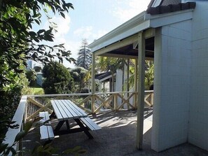 Outdoor dining - Wharepekapeka - Russell Holiday Home (Russell)