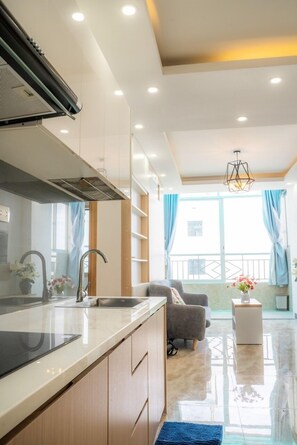 Réfrigérateur, micro-ondes, plaque de cuisson