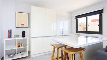 Een koelkast, een oven, een kookplaat, een vaatwasser