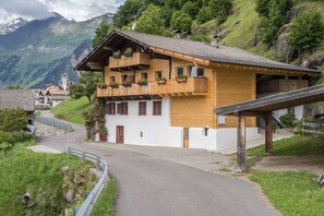 Exterior - Idyllic Holiday Apartment Wasserfall Jogglanderhof with Balcony (Moos in Passeier)