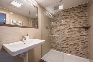 Een douche, een haardroger, handdoeken