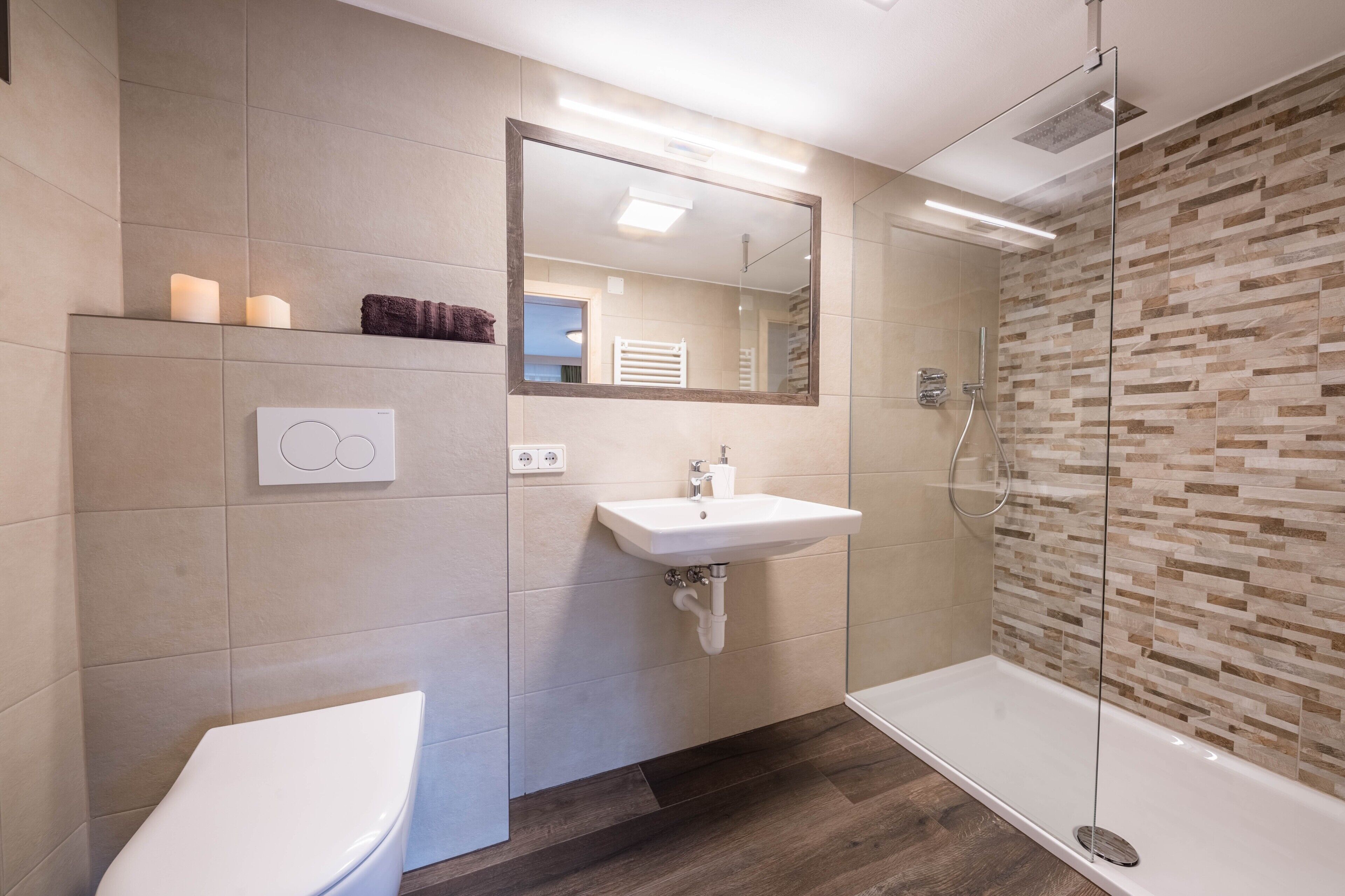 Een douche, een haardroger, handdoeken