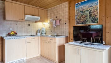 Jääkaappi, liesi, kahvin-/teenkeitin, vedenkeitin