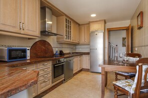 Fridge, oven, stovetop, dishwasher