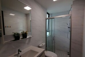 Premium-Apartment | Badezimmer | Dusche, Haartrockner, Hausschuhe, Handtücher