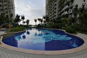 Outdoor pool - Forest City Staview Bay by Wastone (Gelang Patah)