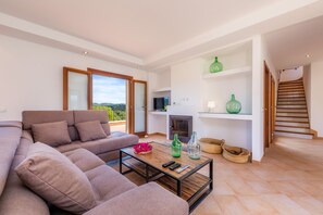 Televisión y chimenea 