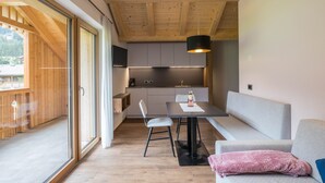 Un intérieur moderne comprenant un coin repas, une cuisine et un espace détente.