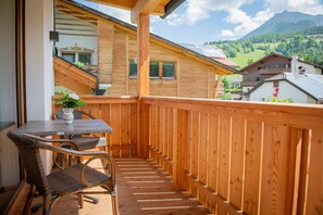 Outdoor dining - 2-Room Holiday Apartment Piz da Plaies with Mountain View (San Vigilio di Marebbe)