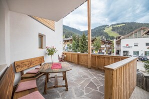 Outdoor dining - 2-Room Holiday Apartment Piz da Plaies with Mountain View (San Vigilio di Marebbe)