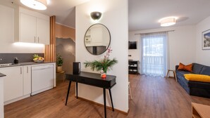 Un appartement moderne comprenant une cuisine, un coin repas et un salon.