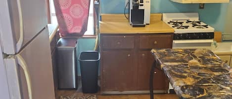 Cafetière/bouilloire, réfrigérateur, micro-ondes, plaque de cuisson