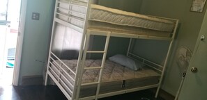 1 habitación, tabla de planchar con plancha y wifi gratis 
