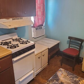Coffee/tea maker, fridge, microwave, stovetop