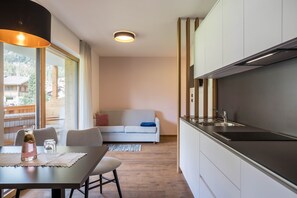 Kühlschrank, Mikrowelle, Herdplatte, Geschirrspüler