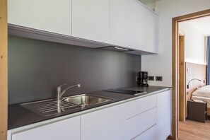 Kühlschrank, Mikrowelle, Herdplatte, Geschirrspüler