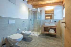 Douche, articles de toilette gratuits, sĂšche-cheveux