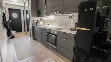 Fridge, microwave, dishwasher, cookware/dishes/utensils