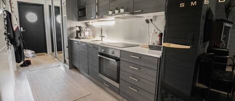 Køleskab, mikrobølgeovn, opvaskemaskine, køkkentøj/tallerkener/redskaber