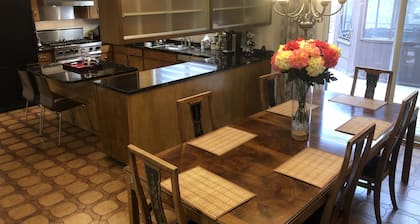 Niagara Executive Luxury - HUGE, Warm, Cozy and Clean 3 Bed, 1 Bath SuiteStay
