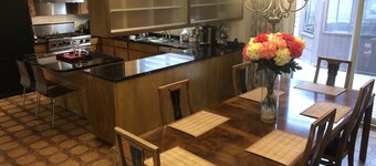 Niagara Executive Luxury - HUGE, Warm, Cozy and Clean 3 Bed, 1 Bath SuiteStay