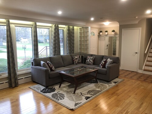 Niagara Executive Luxury - HUGE, Warm, Cozy and Clean 3 Bed, 1 Bath SuiteStay