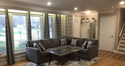 Niagara Executive Luxury - HUGE, Warm, Cozy and Clean 3 Bed, 1 Bath SuiteStay