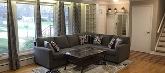 Niagara Executive Luxury - HUGE, Warm, Cozy and Clean 3 Bed, 1 Bath SuiteStay