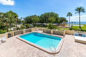 室外游泳池，恒温泳池