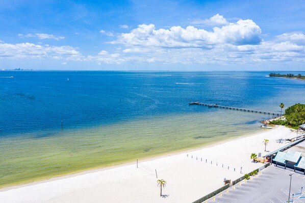 En la playa y toallas de playa 