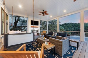 Smart TV, fireplace - Ultimate IOP Vacation- 6BR with Pool & Steps to the beach! (Isle Of Palms)