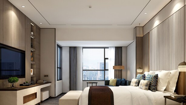 Une chambre d’hôtel moderne dotée d’un grand lit, d’une télévision, d’un bureau et offrant une vue sur la ville.