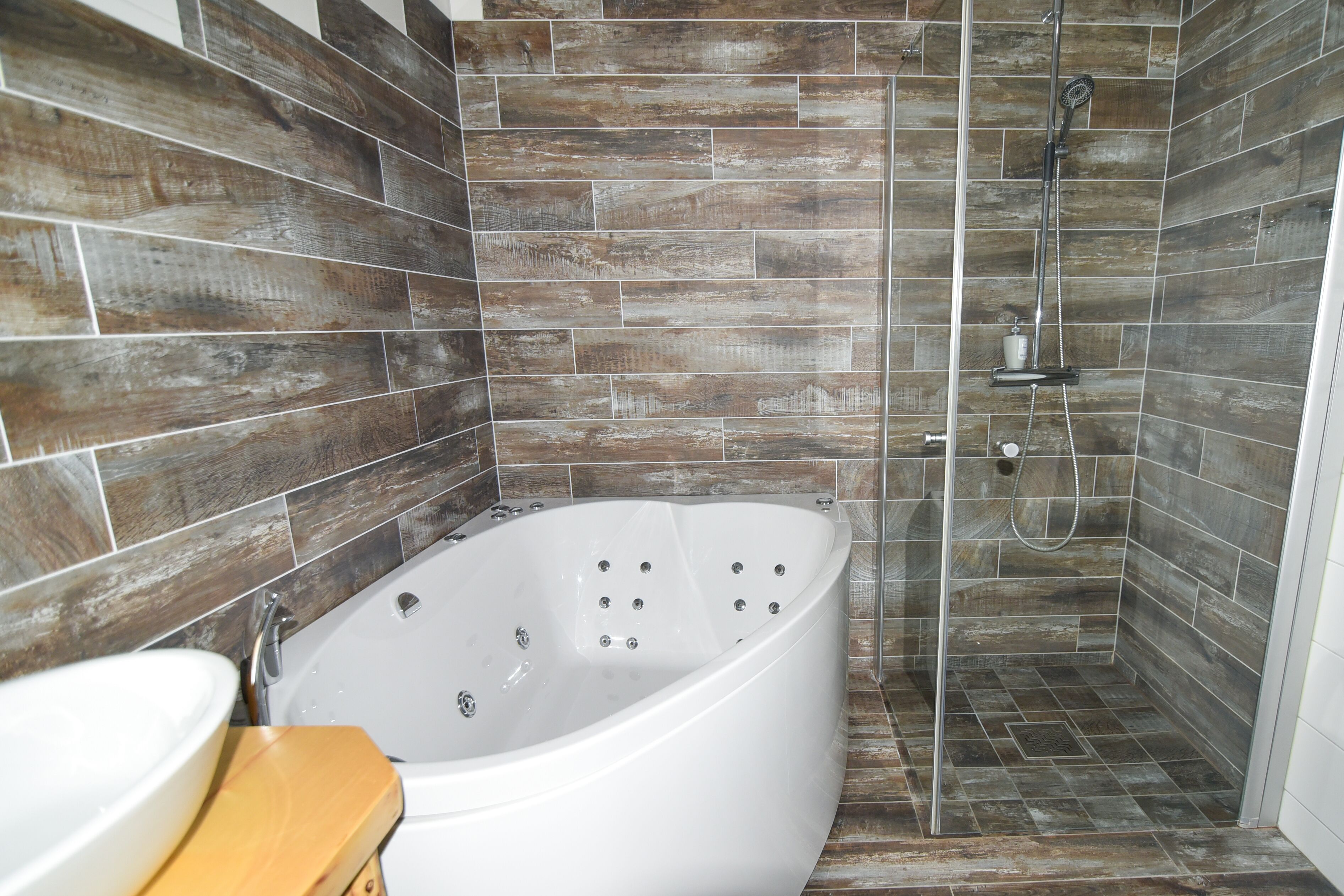 deluxe suite, hot tub | jetted bathtub