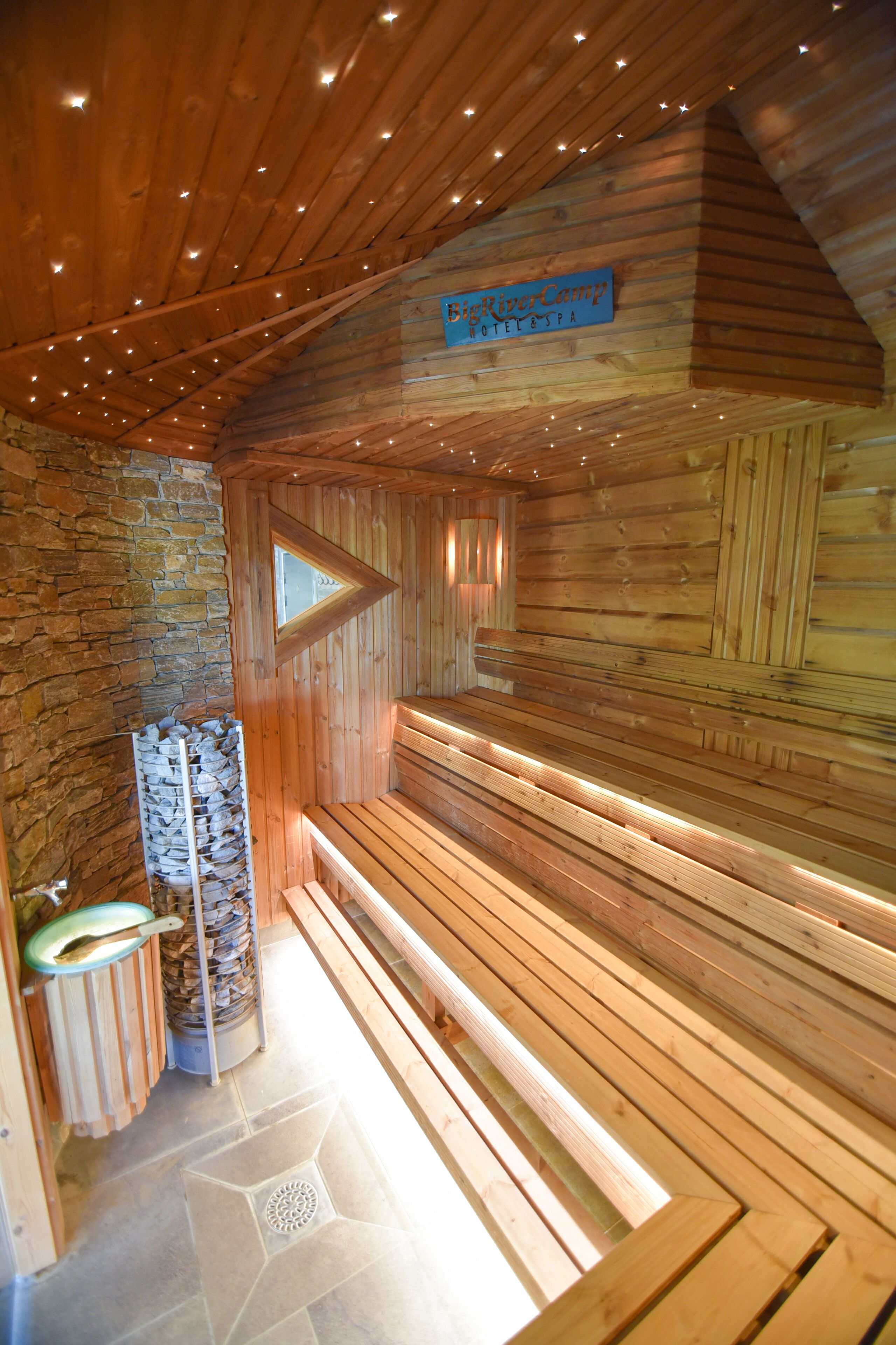 sauna, hot tub, body treatments, deep-tissue massages, body wraps