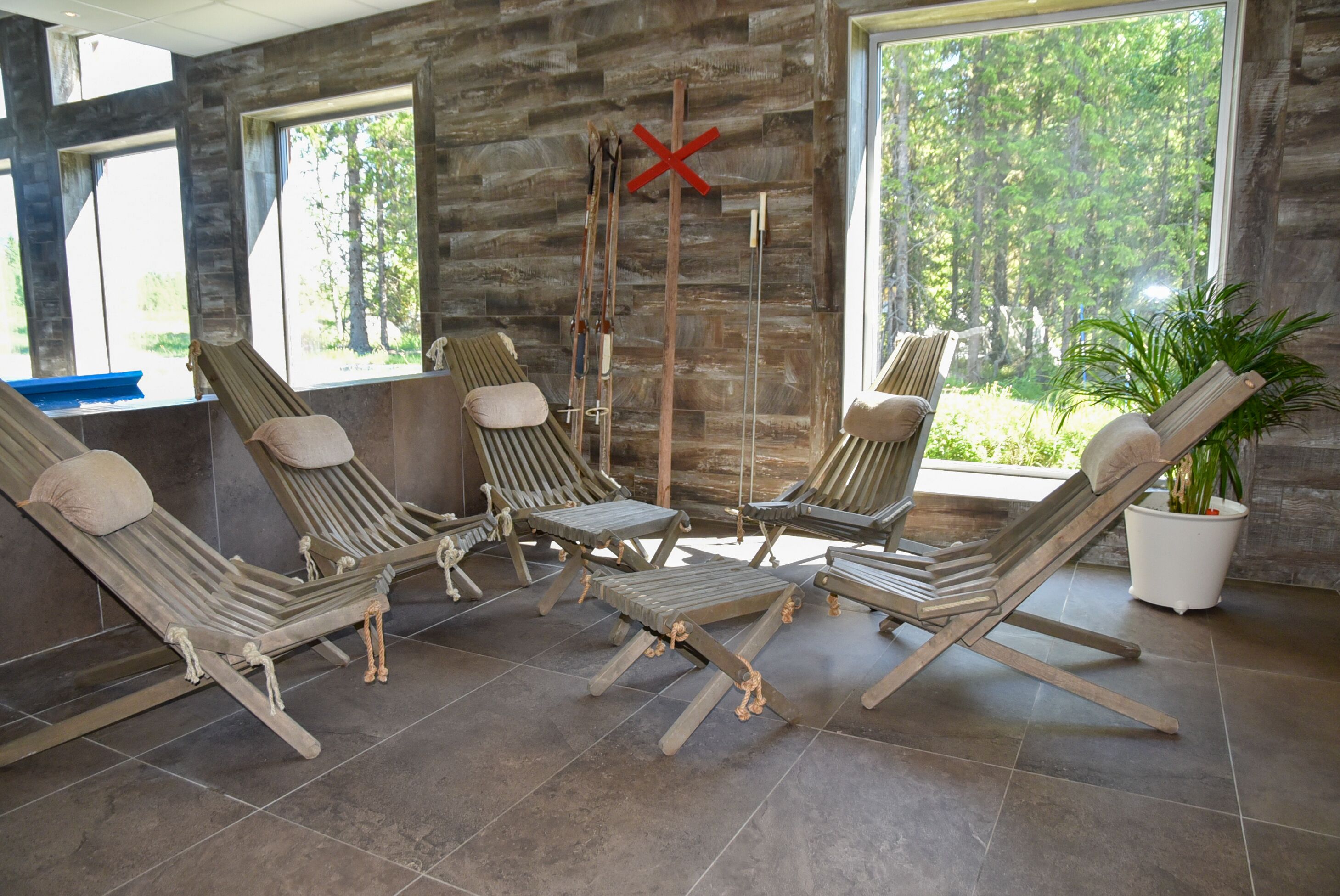 sauna, hot tub, body treatments, deep-tissue massages, body wraps