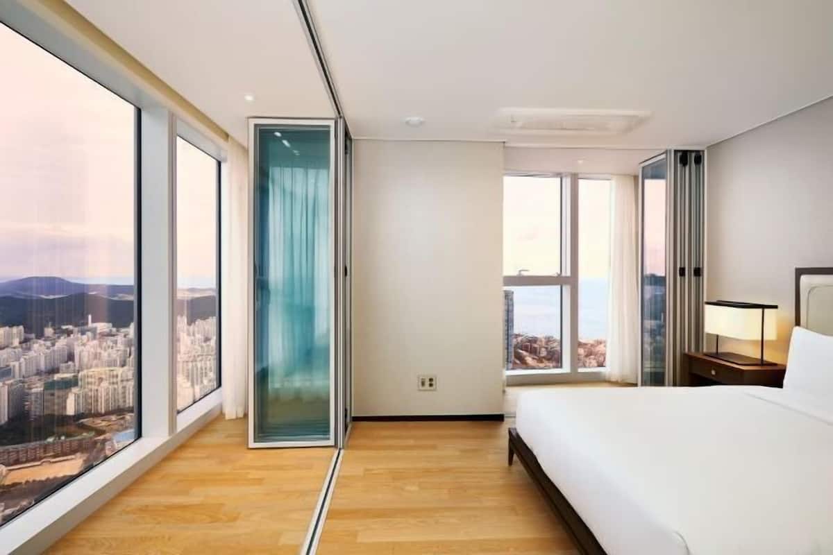 2 quartos, cofres nos quartos, cortinas blackout, quartos à prova de som