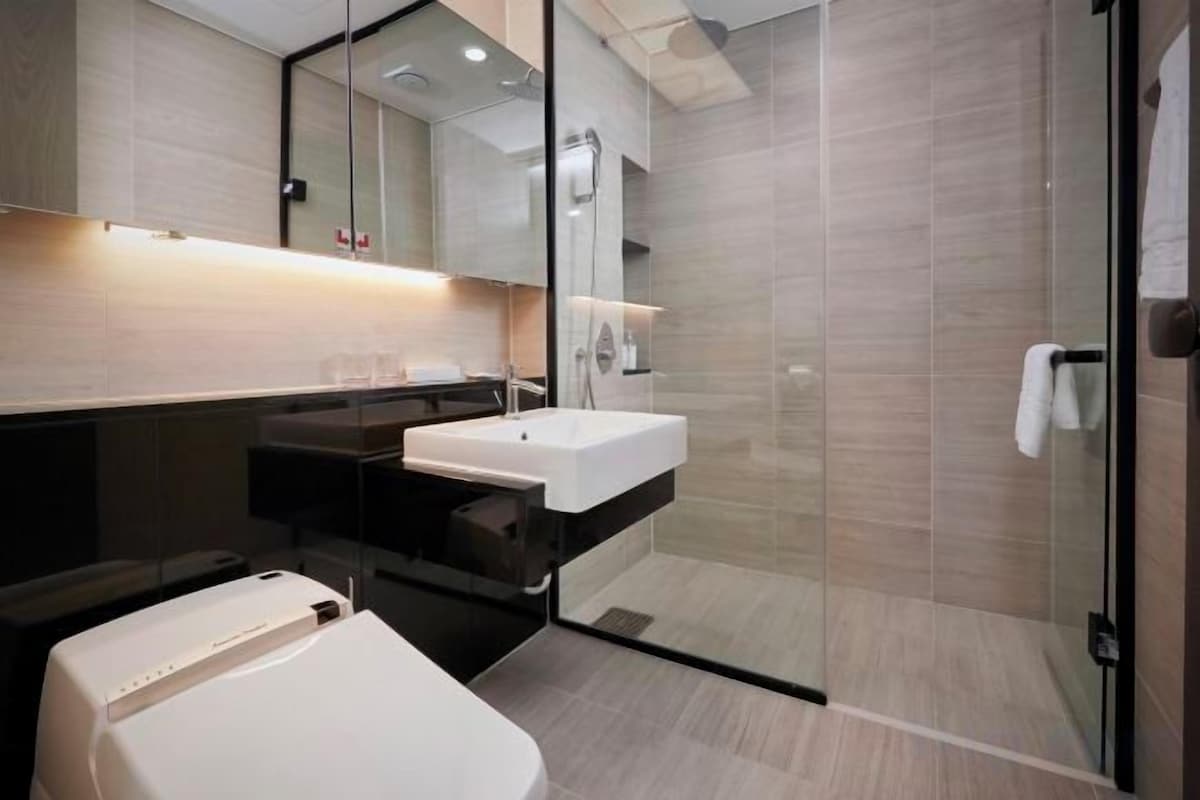 Bathroom | Free toiletries, hair dryer, slippers, bidet
