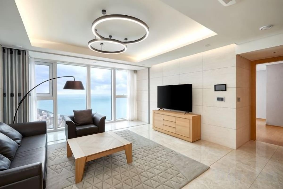 Living area | 55-inch LED TV with cable channels, TV, heated floors